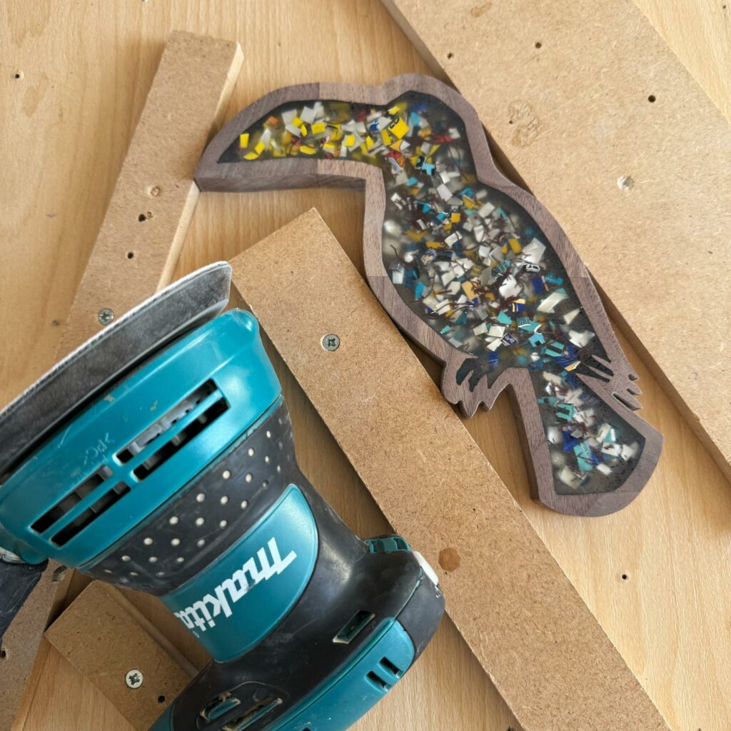 Schuren en polijsten van de toekan met epoxy