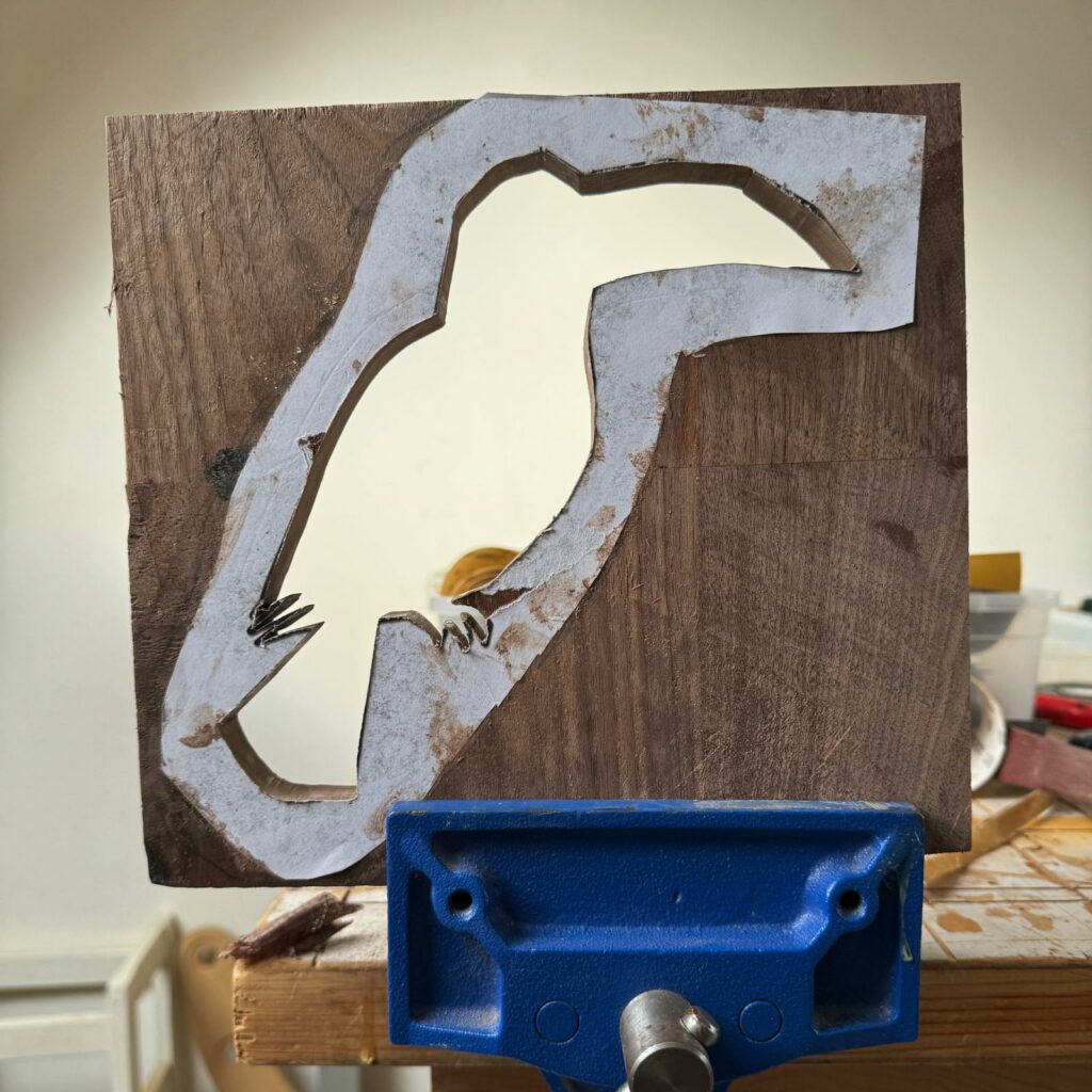 De vorm van de toekan uitgezaagd en bijna klaar voor epoxy