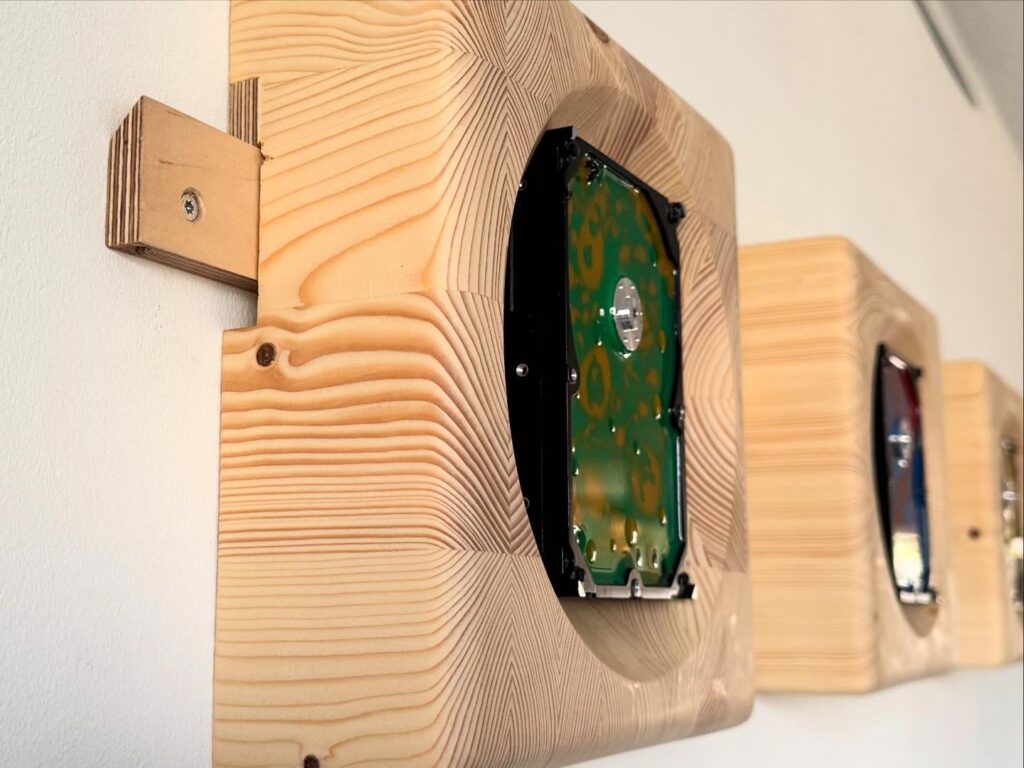 Hdd schalen met de het ophangsysteem voor de muur