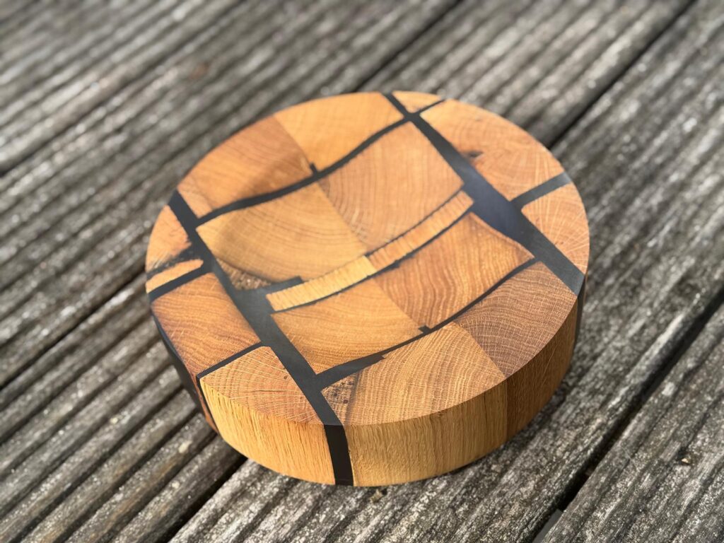 Eiken houten schaal met zwarte epoxy
