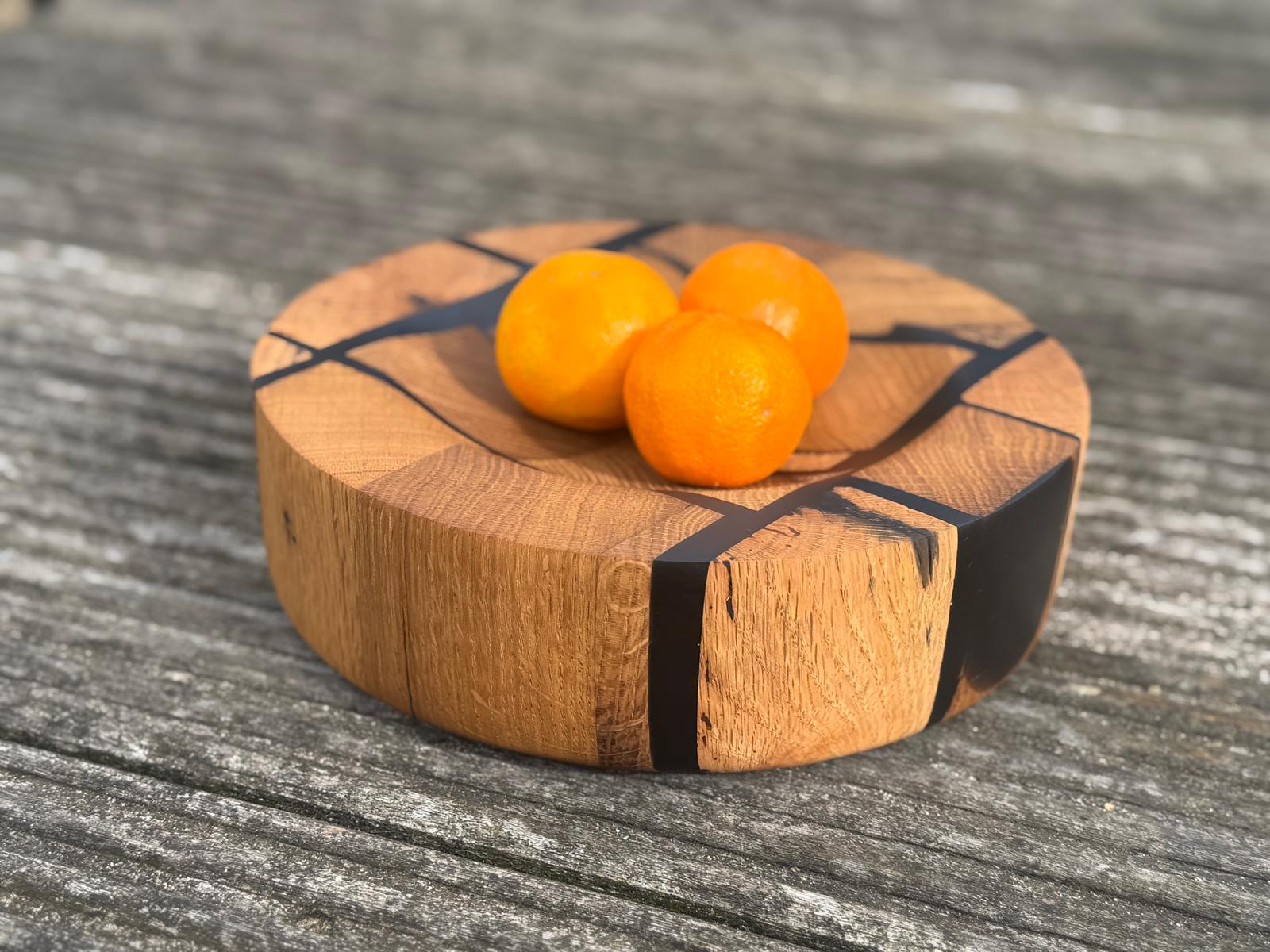 Eiken schaal, zwarte epoxy en mandarijnen