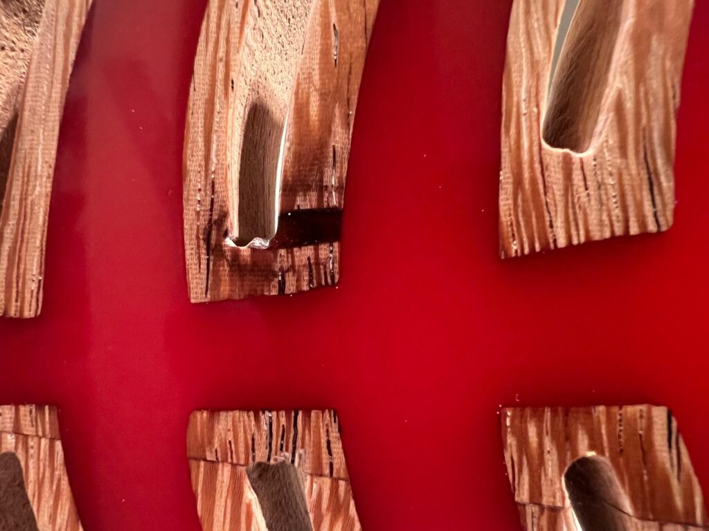 Something Fishy - Red edition een detail shot van de rode epoxy en hout